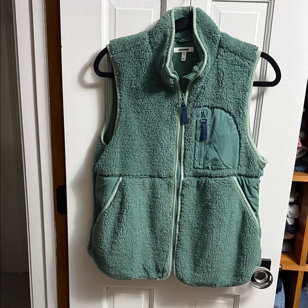 MAURICES TEDDY SHERPA VEST FOREST 
WOMENS M NEW!